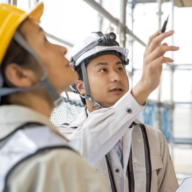 指示を出す男性
